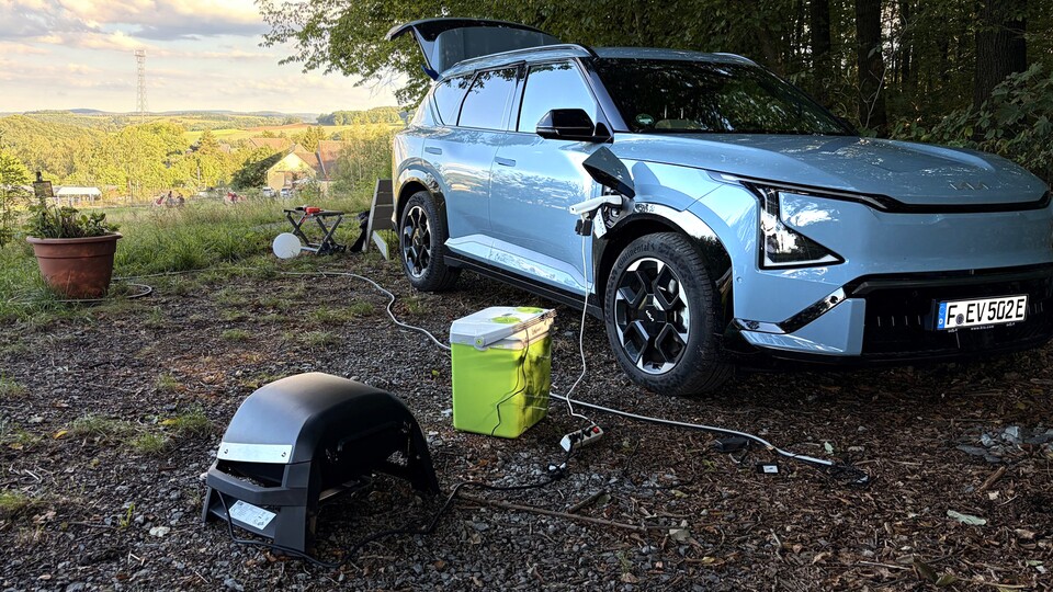 Mein etwas verkabeltes Setup: Grill, Kühlbox und Beleuchtung hängen hier an einem Verteiler, wobei Letztere ausgeschaltet waren, als der Grill lief.