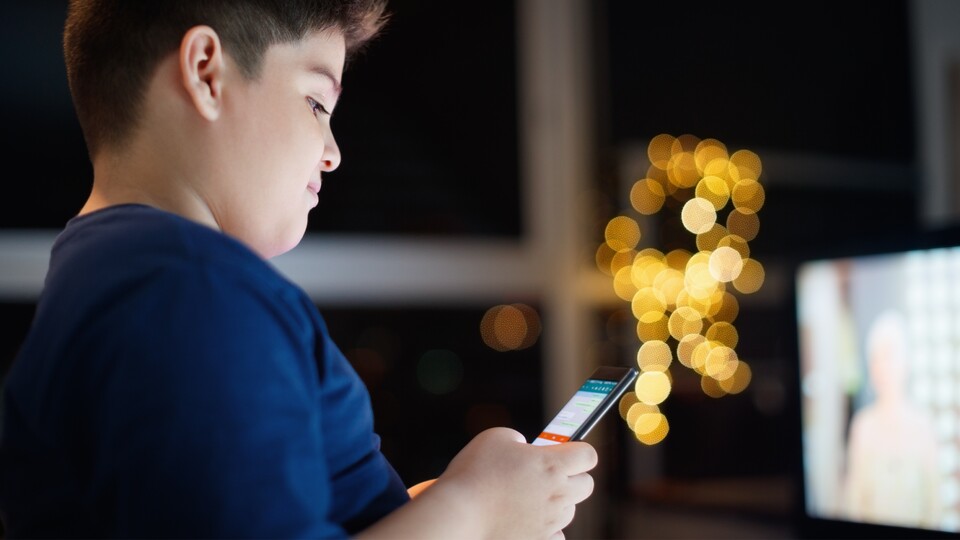 Die Bildschirmzeitbegrenzung ist ein gutes Mittel, um zu verhindern, dass man zu viel Zeit mit Chatten verbringt – oder der Filius. (Bild: Diego Cervo - adobe.stock.com)