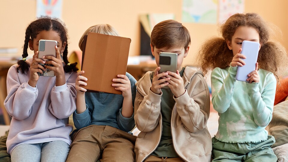 Children from poorer families spend an average of almost two hours longer in front of the screen. (Image source: seventyfour - adobe.stock.com)