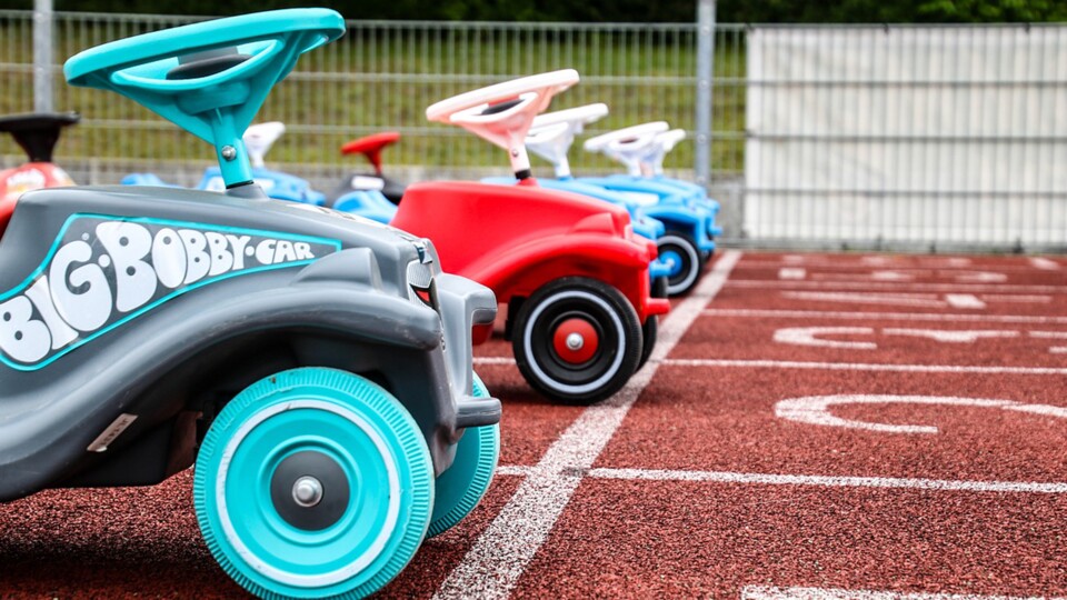 Bobbycars an der Startgeraden: So sehen die Fahrzeuge aus dem Kinderzimmer im Originalzustand aus. (Bild-Quelle: zoellnerwillich über Pixabay)