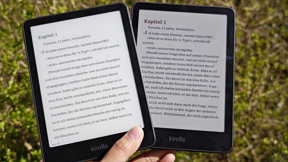 Hier nochmal der Vergleich in direkter Sonneneinstrahlung und ohne Hintergrundbeleuchtung. Der Paperwhite (l.) sieht schärfer und etwas kontrastreicher aus. (Bildquelle: Duy Linh DinhGameStar Tech)