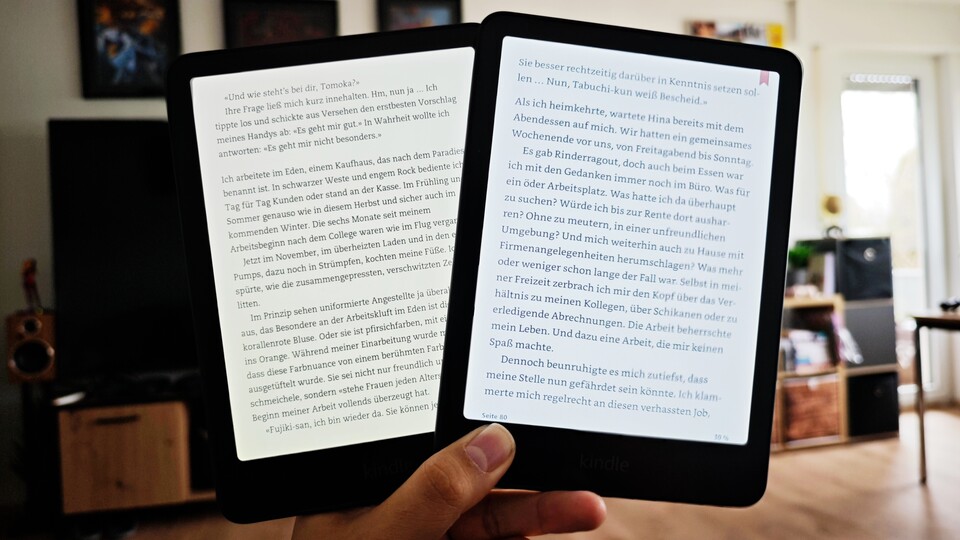 Indoors mit Hintergrundbeleuchtung auf Maximum, ist der Unterschied der beiden am besten erkennbar; links der Paperwhite und rechts der Colorsoft. (Bildquelle: Duy Linh DinhGameStar Tech)