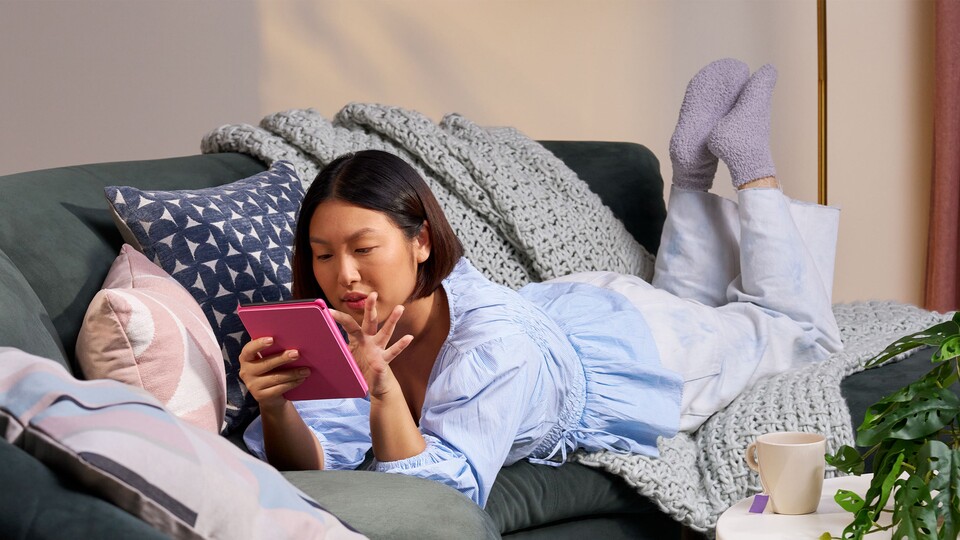 Für den Herbst ist ein E-Reader ideal, um sich mit einem guten Buch auf der Couch einzukuscheln