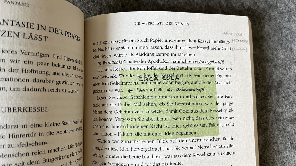 Bleistiftannotationen und eine transparente Haftnotiz: So sah bisher mein »Lesen« von Sachbüchern aus.