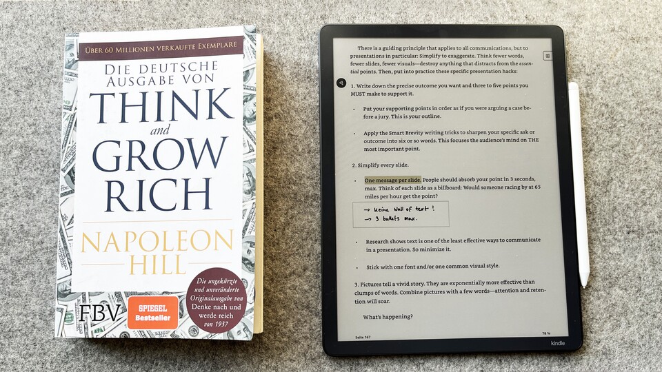 Links: »Think + Grow Rich« als Printbuch. Rechts: »Smart Brevity« auf dem Kindle Scribe Colorsoft. Notizen kann ich direkt zwischen den Zeilen setzen (oder rechts am Rand).