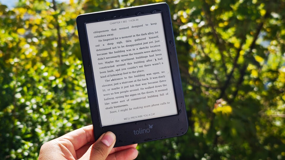 Eine kurze Dusche macht dem Tolino nichts aus. (Bildquelle: Duy Linh DinhGameStar Tech)