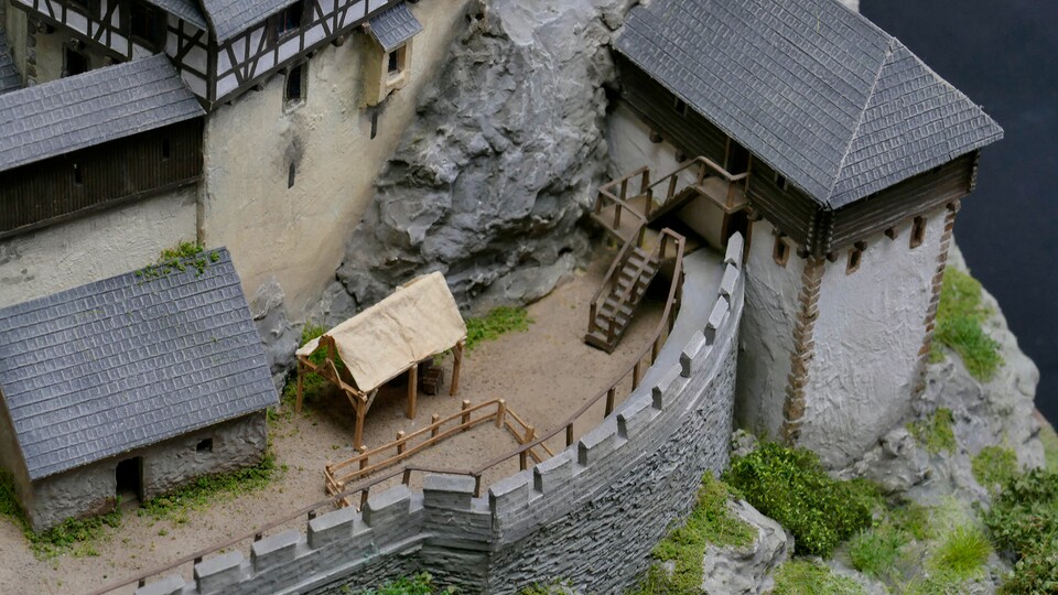 Die Details des Modells (etwa der Ruß an der Wand links) erwecken die Burg zum Leben, auch wenn es keine Figuren gibt.