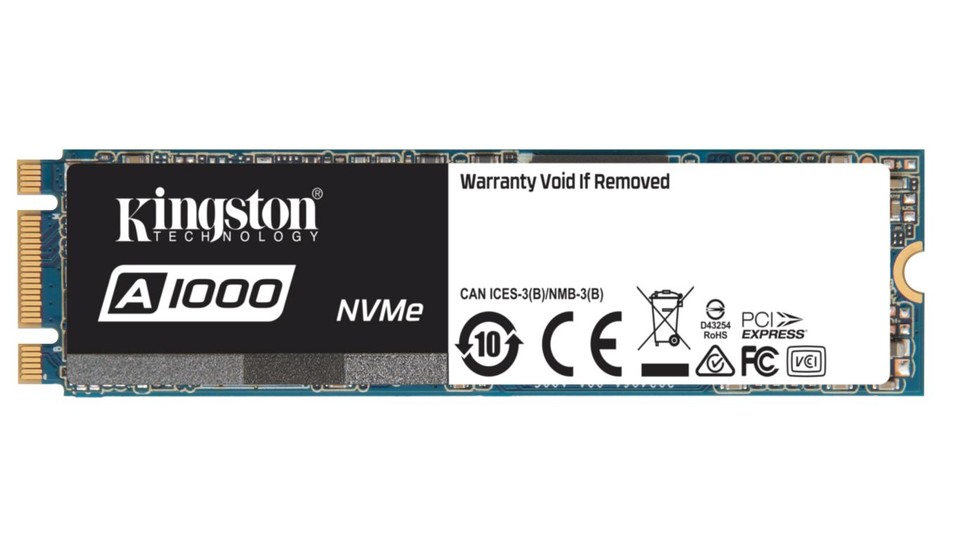 Die Kingston A1000 SSD versteht sich auf das NVMe-Protokoll und wird daher nicht von der geringen SATA-Geschwindigkeit gebremst.