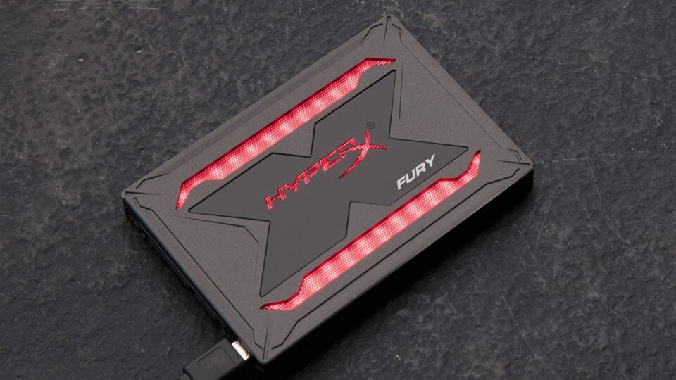 Die HyperX Fury RGB SSD leuchtet zwar auf Wunsch, wird dadurch aber schnell viel zu heiß!