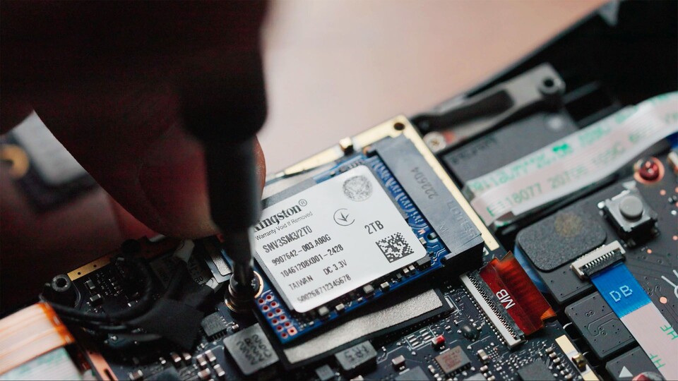 Die SSD einzubauen ist fast so einfach wie einen USB-Stick einzustecken. Oftmals benötigt ihr nicht einmal einen Schraubendreher.