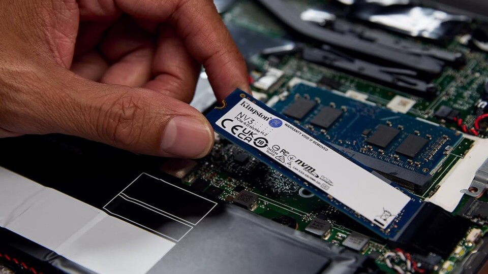 Eine SSD in den PC oder die PS5 einbauen: Es geht ganz leicht und ist in Minuten erledigt.