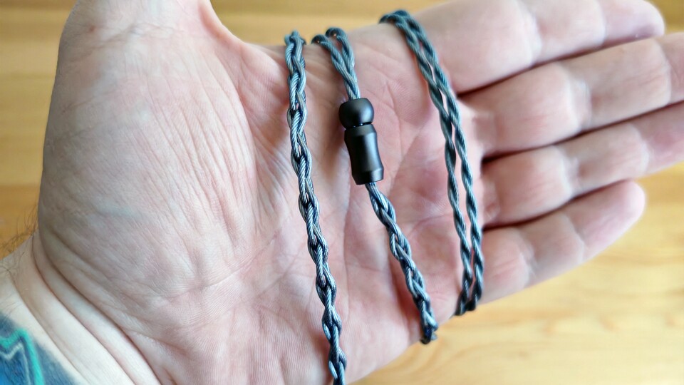 Die Strippe ist ummantelt und ineinander verflochten. (Bildquelle: Maxe S., GameStar)