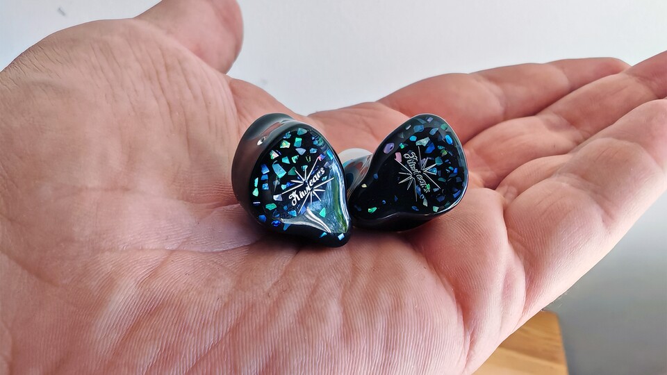 Wenn es nicht gerade um sauteure und verrückte Aktivlautsprecher geht, sind HiFi-Geräte oftmals sehr nüchtern gehalten. Nicht so die Kiwi Ears Astral. (Bildquelle: Maxe S., GameStar)