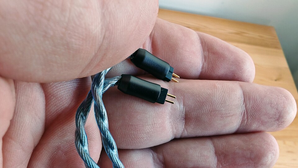 Verbunden werden Speaker und Kabel jeweils mittels zwei Pins. (Bildquelle: Maxe S., GameStar)