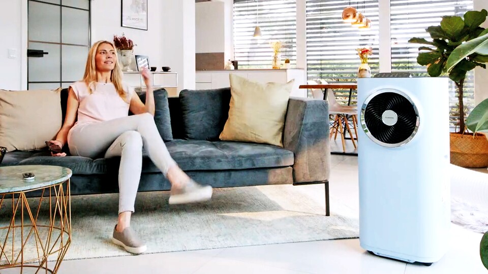 Egal ob mitten ins Wohnzimmer oder direkt ans Fenster: Eine mobile Klimaanlage kann überall hin, wo Platz ist.