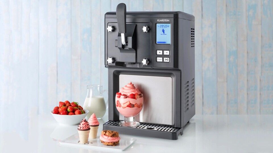 Was schon fast wie ein Kaffee-Automat aussieht, ist der starke Klarstein Sweet Swirl. Perfekt für eine kleine Eis-Pause.