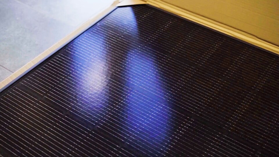 Die Full-Black-Solarmodule sind nicht nur ästhetisch, sondern bestehen auch aus hochwertigem Solarglas. Dadurch haben sie auch eine längere Lebensdauer.