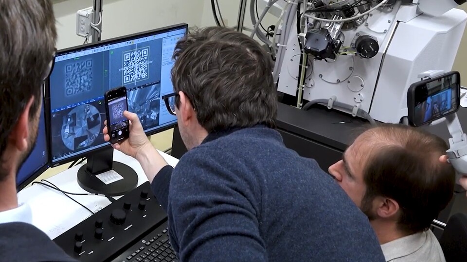 Die Forscher der TU Wien überzeugen sich davon, dass ihr Projekt geglückt ist – und kommen mit einem Weltrekord wieder heraus. (© TU Wien)