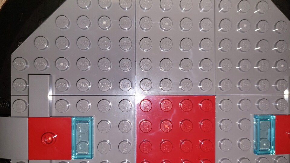 Die grauen Platten sollten alle die gleiche Farbe haben. Die links oben ist leicht, aber sichtbar dunkler als die Platten daneben.