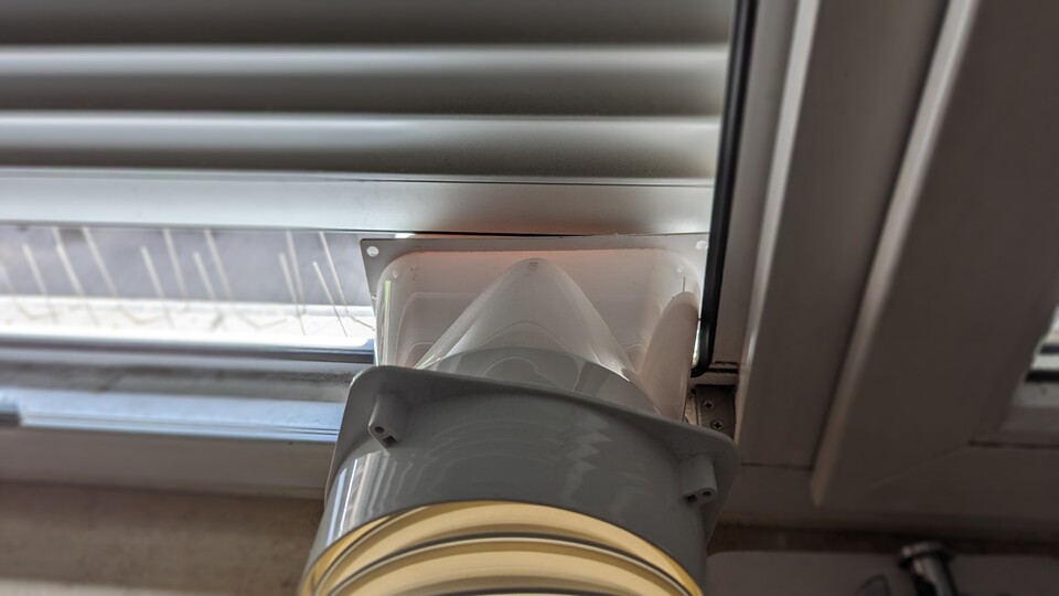 Durch die Öffnung für den Abluftschlauch gelangt erneut warme Luft in den Raum, sorgt besser für eine gute Abdichtung für die Effizienz.