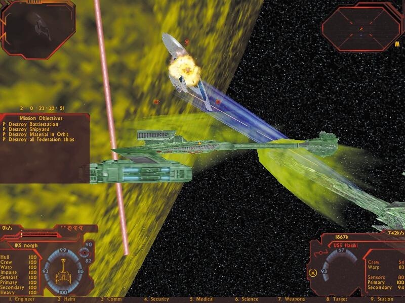 Das klingonische Eskortschiff im Hintergrund wirft seinen blauen Traktorstrahl an, um einen Föderations-Pott abzuschleppen.