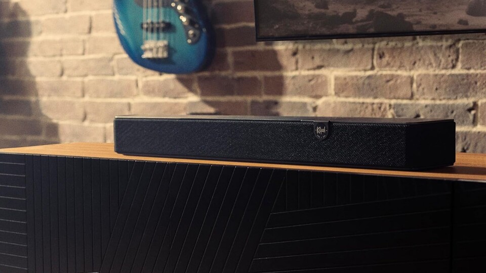Mit ihrem schmalen Formfaktor passt diese Soundbar unter fast jeden TV.