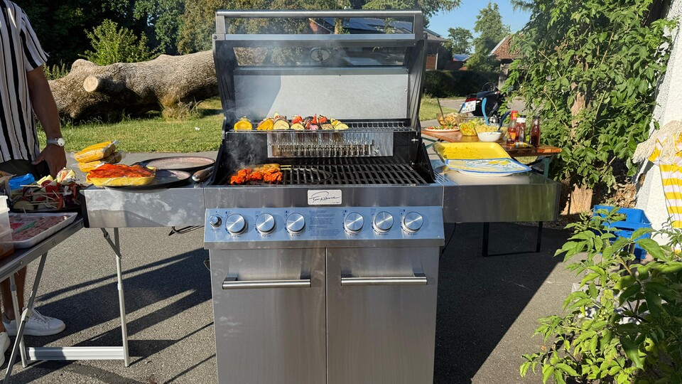 Dieser Koenic Gasgrill lässt die deutschen Grillherzen höher schlagen. Dieses brachiale und doch elegante Teil ist einfach eine Augenweide.