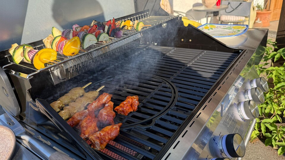 Die Grillfläche ist wirklich enorm und so groß, dass ihr direkt für 15 Personen grillen könnt. So muss keiner auf sein Fleisch warten und selbst der Grillmeister kann sich zur Runde gesellen.
