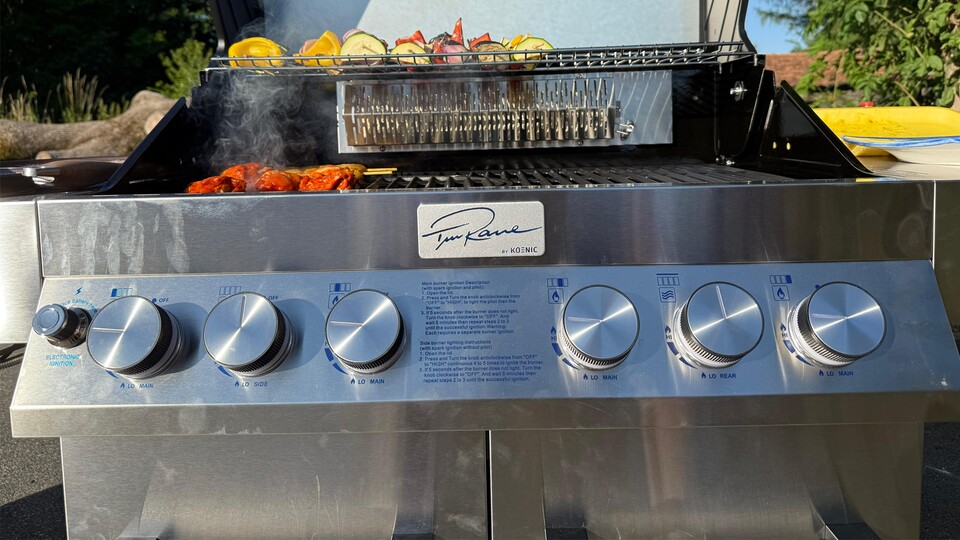 Die Drehknöpfe sind alle beleuchtet. Ihr müsst also nach Sonnenuntergang nicht mehr mit der Handy-Taschenlampe rumfuchteln, um die Regler zu suchen.