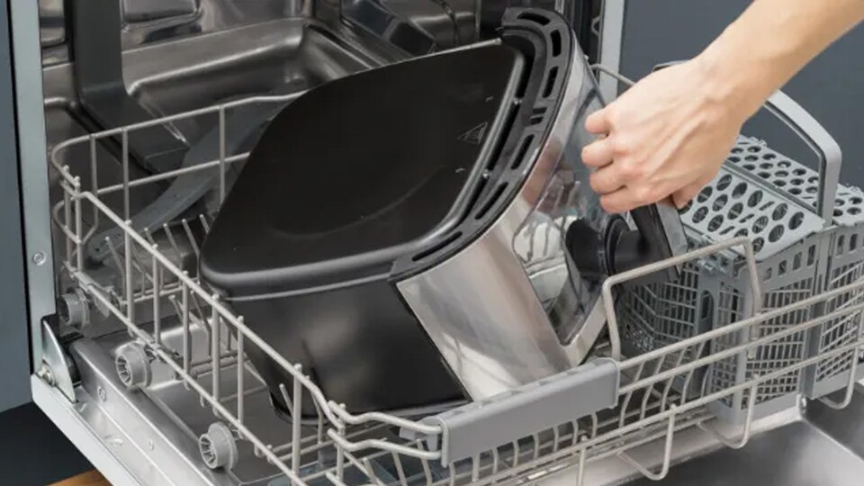 Keine Lust auf Schrubben? Keine Sorge – ihr könnt einige Teile einfach in den Geschirrspüler stecken!