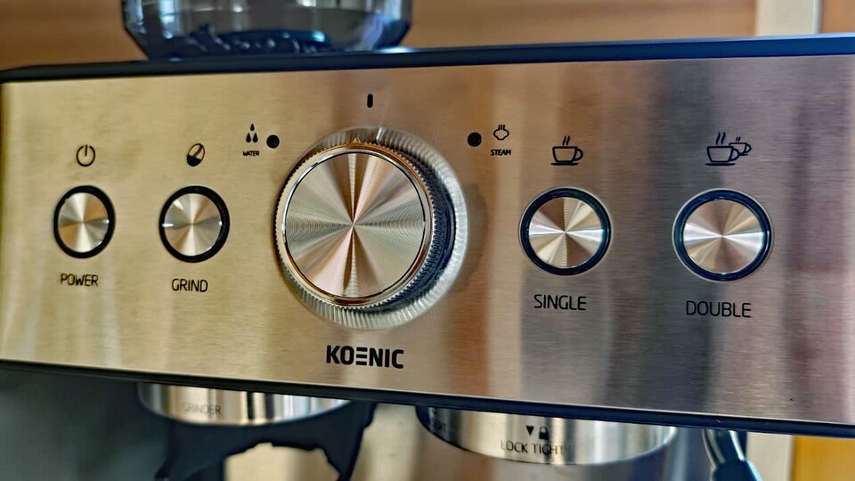 Dank des integrierten Mahlwerks der KOENIC Espressomaschine mit 30 Mahlgradeinstellungen genießt ihr immer frisch gemahlenen Kaffee für das volle Aroma.