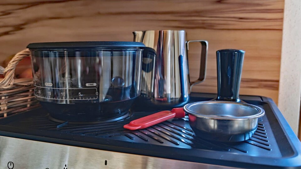 Alles dabei: Mit dem umfassenden Zubehör-Set der KOENIC, inklusive Tamper und Milchkännchen, könnt ihr sofort eure eigenen Barista-Momente zaubern!