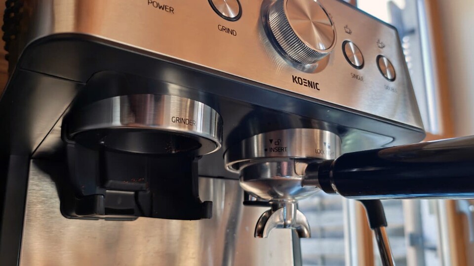 Edles Design für eure Küche: Die Kombination aus gebürstetem Edelstahl und mattschwarzen Elementen verleiht der KOENIC KEM 21524 M einen zeitlosen Look.