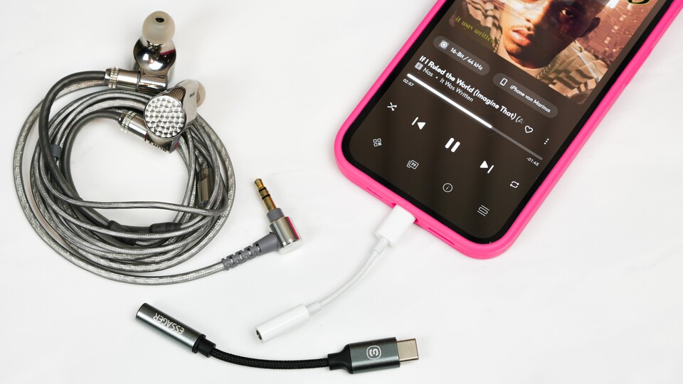 Günstige Lightning- oder USB-C-Adapter sind die einfachste Lösung, um Kabelkopfhörer ans Handy zu bringen. (Bildquelle: GameStar Tech)