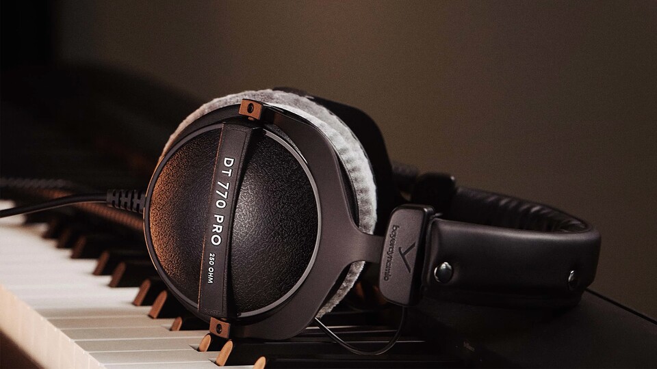 Die Beyerdynamic DT 770 Pro sind nicht nur richtig gut, sie sind auch extrem bequem - man kann sie locker einen ganzen Tag lang bei der Arbeit tragen.