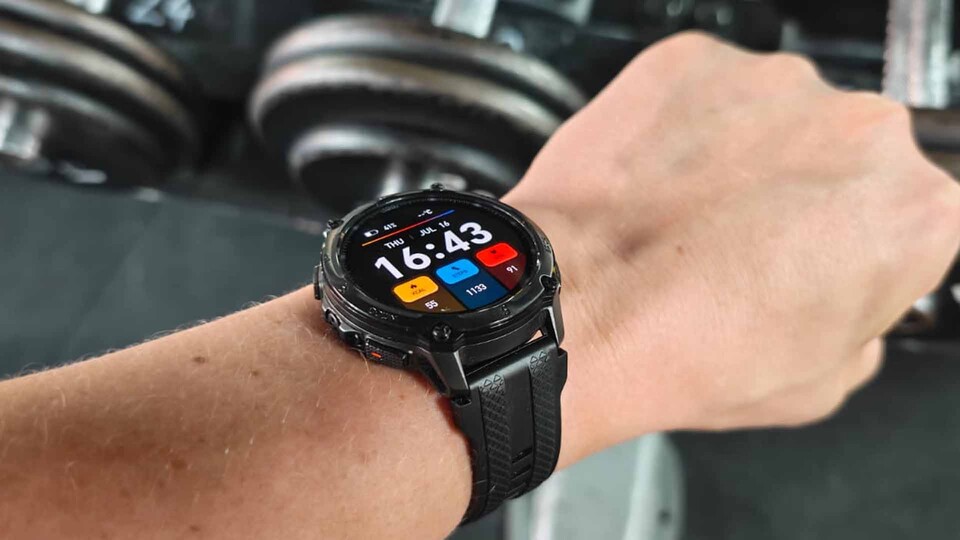 KOSPET Tank T4 beim Sport: Mehr als 180 Sportmodi und zahlreiche Gesundheitsdaten machen die Smartwatch zum vielseitigen Fitness-Tracker.