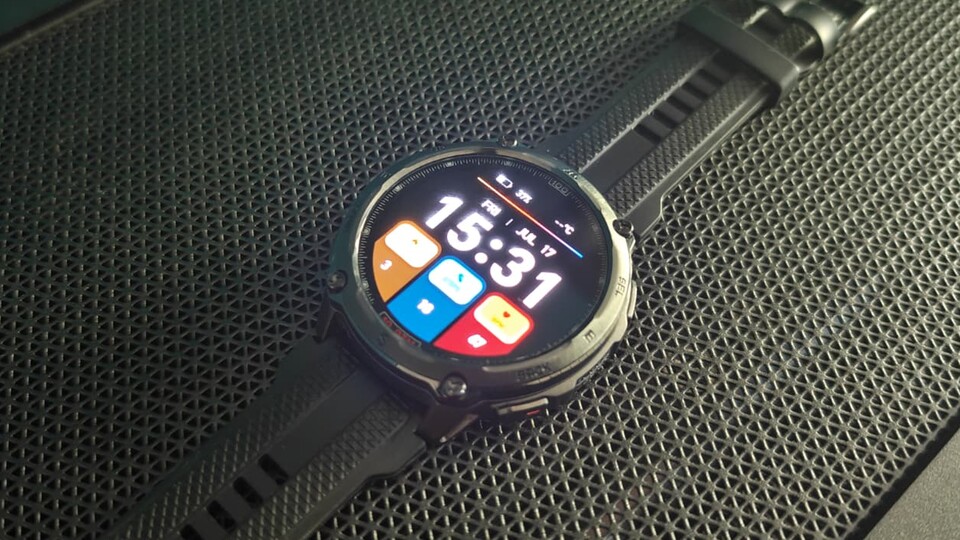 An der Smartwatch ist gerade das Sport-Silikonarmband drangeklipst. Ihr bekommt auch noch ein Edelstahl-Armband mitgeliefert. Das sieht dann super schick aus wie bei einer Uhr vom Juwelier.