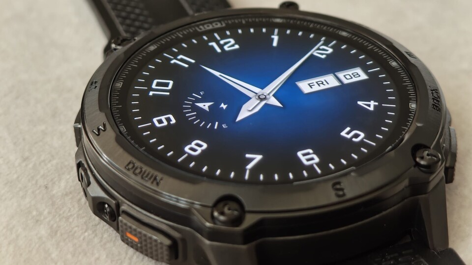 Ich hatte schon viele Smartwatches am Arm, doch noch keine hat mir so ein sicheres Gefühl gegeben. Das Gehäuse ist einfach super wertig und gleichzeitig ist die Uhr sehr angenehm.
