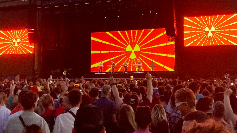Radioactivity gehört auch heute noch zur Setlist der Band Kraftwerk. (Bildquelle: Jonathan Deamer via Wikimedia Commons, CC BY-SA 4.0)