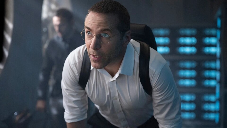 Alessandro Nivola ist das einzige Cast-Mitglied von Kraven the Hunter, das sich zumindest ein bisschen was traut. Doch im Kontext des Films irritiert seine Performance eher, als dass sie unterhält. Bildquelle: SonyMarvel Studios