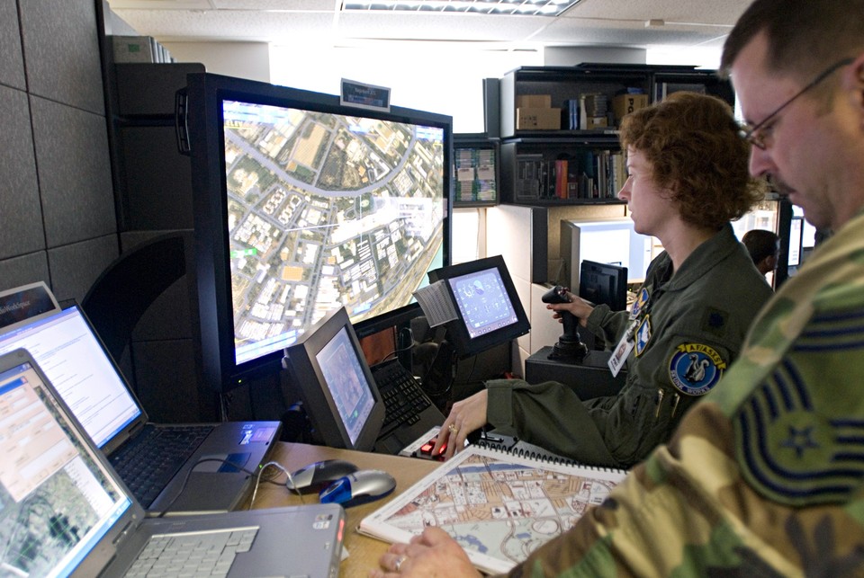 Eine US-Soldatin im Simulationsexperiment Urban Resolve 2015, bei dem mehr als 1.000 Personen an 19 Standorten beteiligt waren.