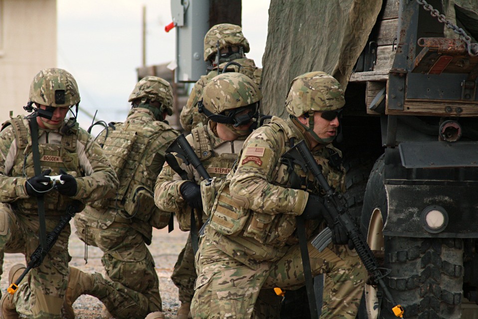 US-Soldaten nutzen während einer Gefechtsübung den Xbox360-Controller um eine Drone fernzusteuern.