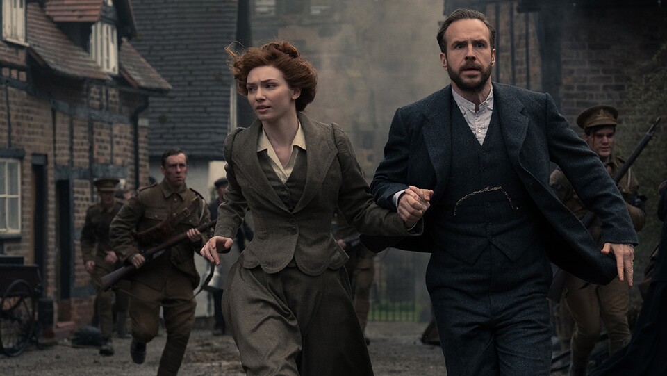 Erstes Bild von der BBC-Serie Krieg der Welten mit Eleanor Tomlinson und Rafe Spall.