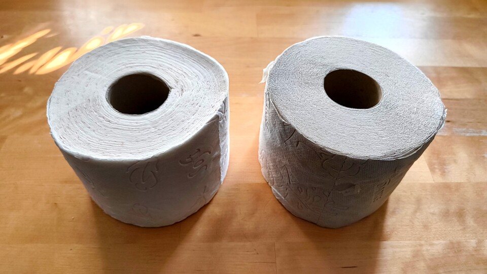 Bevor ihr fragt: Selbstredend habe ich den Test sowohl mit einer normalen Rolle Klopapier als auch mit Recycling-Klopapier durchgeführt, und das sogar gleichzeitig!
