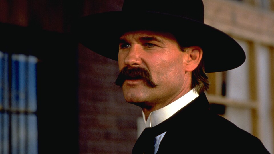 Ein 1993 noch recht junger Kurt Russel spielte Wyatt Earp in Tombstone. 31 Jahre später verbindet der Schauspieler viel Positives mit dem Western. Bildquelle: Hollywood Pictures