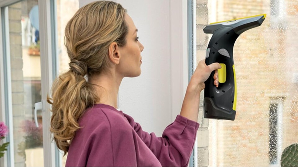 Aaron sorgt mit einem Akku-Fenstersauger für klare Sicht daheim. (Bildquelle: Kärcher)