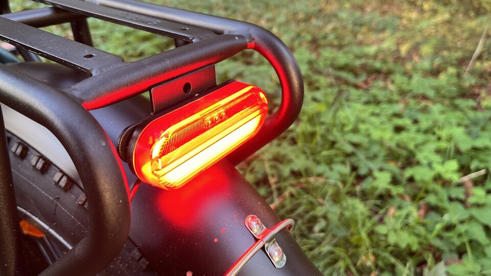 Das Rücklicht verfügt über eine Bremslichtfunktion und sorgt für mehr Sicherheit im Straßenverkehr. (Bildquelle: GameStar Tech)