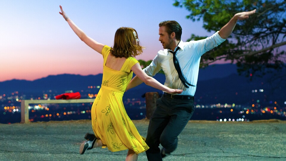 Musical La La Land mit Ryan Gosling und Emma Stone räumt bei den Golden Globe Awards als Bester Film ab.