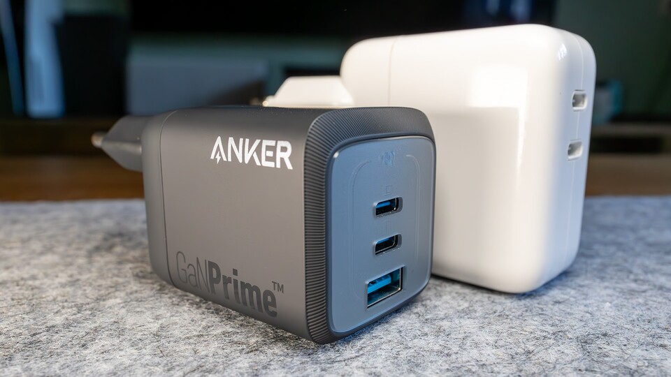 So kompakt ist das GaN-Netzteil im Vergleich zu Apples 35W-Netzteil.