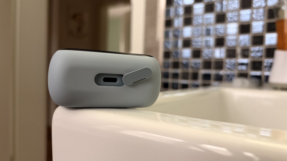 An der Rpckseite befindet sich der USB-C-Ladeanschluss.